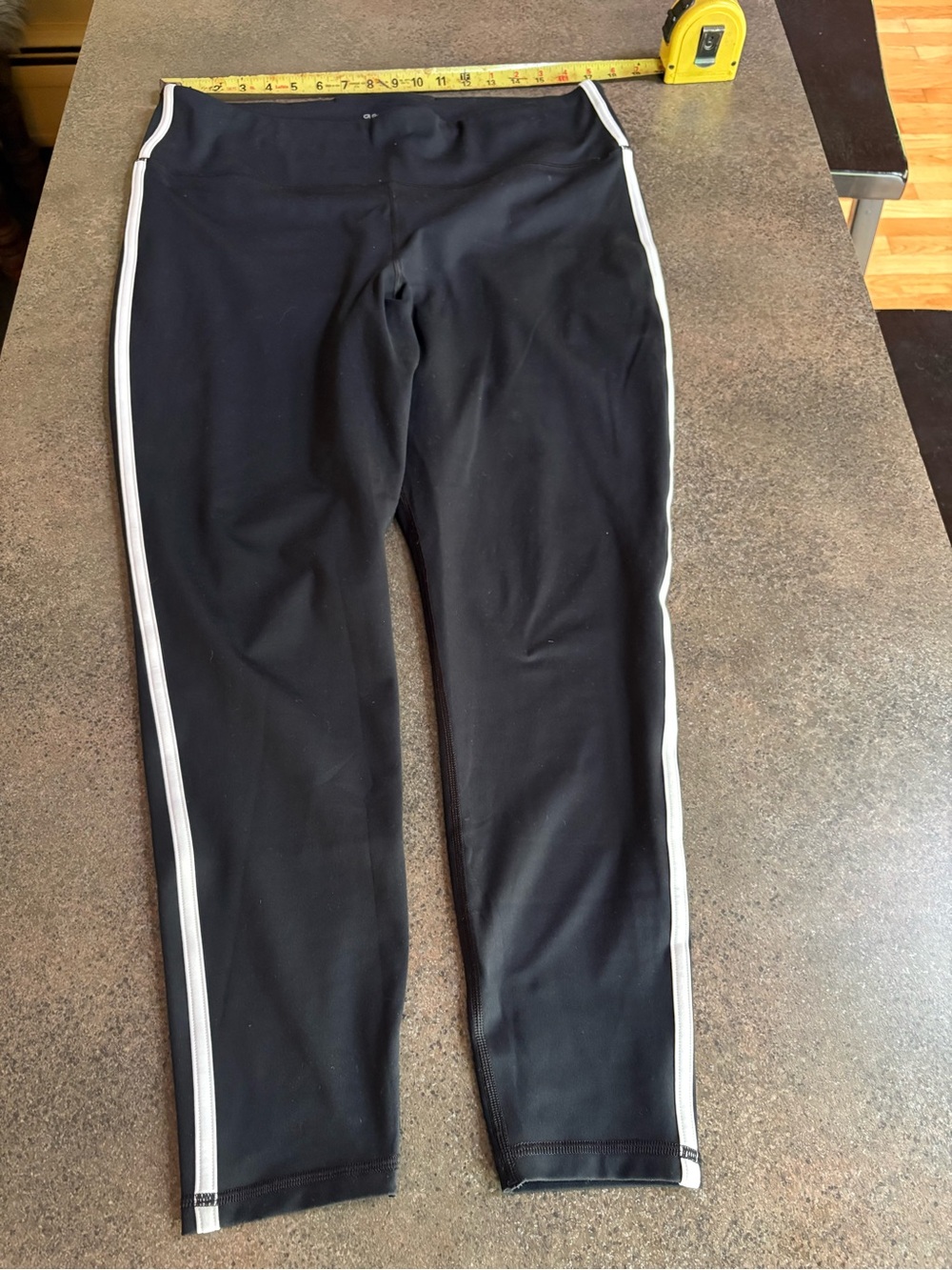 XL GAP Fit 7/8 length leggings with athletic/racing stripe down the sides.